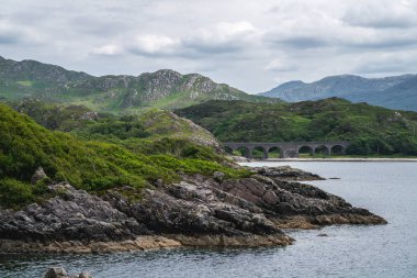 Prensin Cairn, göl Nan Uamh, pitoresk koyda Scotland, İngiltere