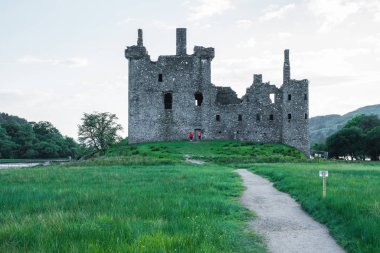 Kilchurn kale Argyll and Bute, İskoçya'daki Loch Awe kuzeydoğu ucundaki kayalık bir yarımada üzerinde harap bir yapıdır. İlk kim her iki kalenin genişletilmiş Glenorchy Campbell'lar üs olarak orta-15 yüzyılda inşa edilmiş ve