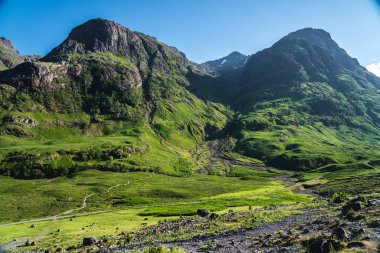 Üç kız kardeş dağlarda Glencoe Vadisi görünümünü rekabet dağlar ve şehir manzarası İngiltere ve Kuzey İrlanda kapalı yenerek İngiltere'de en iyi manzaralarından birini seçildi.
