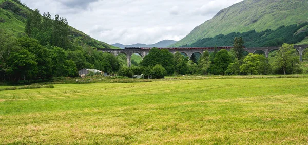 Glenfinnan Viaduct Atração Turística Destaque Filme Popular Sobre Jovem Feiticeiro — Fotografia de Stock