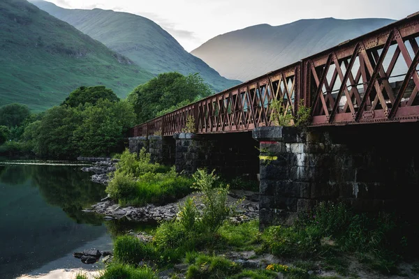 Ponte Metal Velho Entre Paisagem Escocesa Escócia Reino Unido — Fotografia de Stock