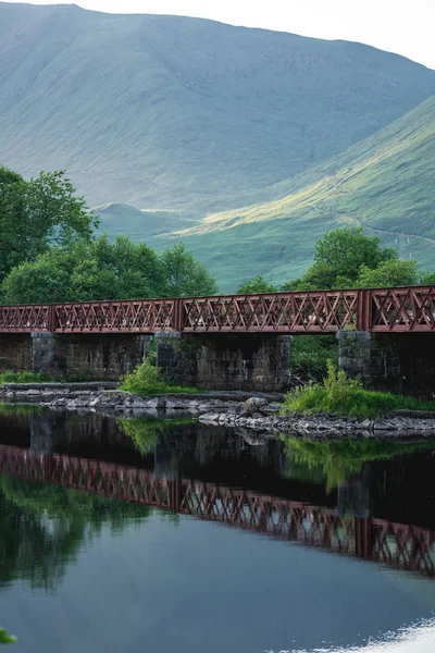 Ponte Metal Velho Entre Paisagem Escocesa Escócia Reino Unido — Fotografia de Stock