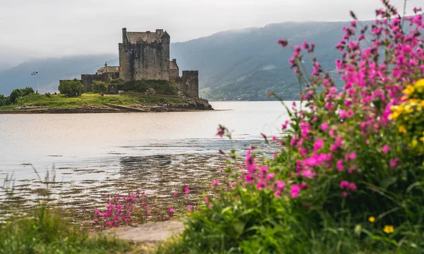 Eilean Donan Castelo Entre Névoa Escocesa — Fotografia de Stock