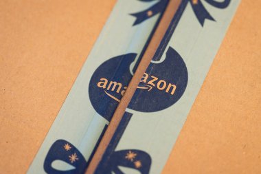 Amazon Mağaza logosuna bir paket. 13 Aralık 2018