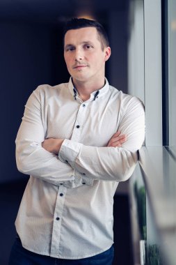 Ofis ortamında bir genç girişimci portresi.