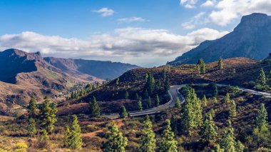 Anıtsal kanyon mounta ile güzel aydınlatılmış tozlu yol ufku