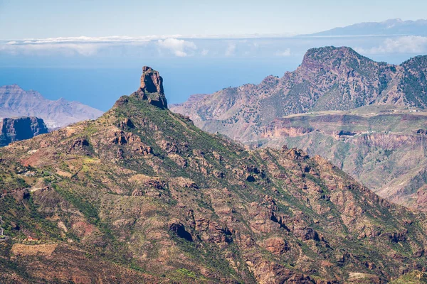 Roque Bentayga arka planda Pico del Teide ile. Şundan görüntüle 