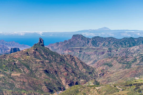 Roque Bentayga con Pico del Teide al fondo. Vista desde —  Fotos de Stock