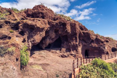 Cuatro Puertas, nam-ı diğer dört kapılı mağaralar veya Cueva de los Papeles