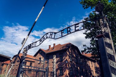 Auschwitz, Polonya - 11 Ağustos 2019: Arbeit Macht Frei girişi 
