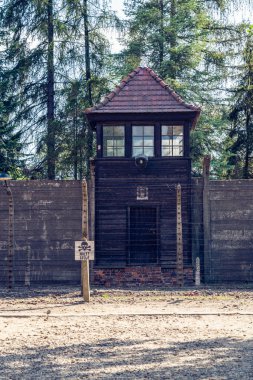 Auschwitz, Polonya - 11 Ağustos 2019: Auschwitz kulesini izleyin 