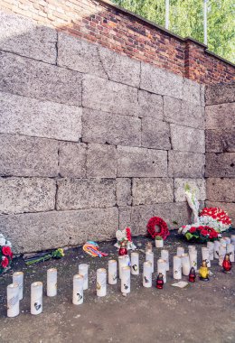 Auschwitz, Polonya - 11 Ağustos 2019: Auschwitz Ölüm Duvarı 