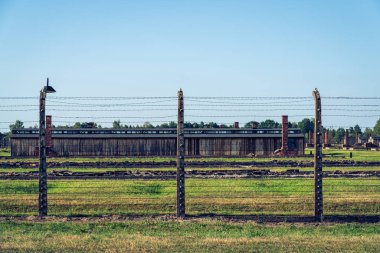 Birkenau, Polonya - 11 Ağustos 2019: Elektrikli dikenli tel 