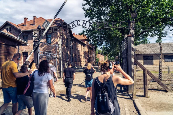 Auschwitz, Polen-augusti 11 2019: grupp av besökare — Stockfoto