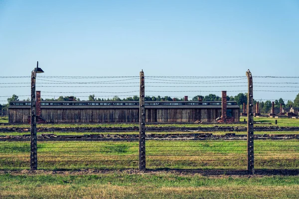 Birkenau, Polonia - 11 de agosto de 2019: Alambre de púas electrificado — Foto de Stock