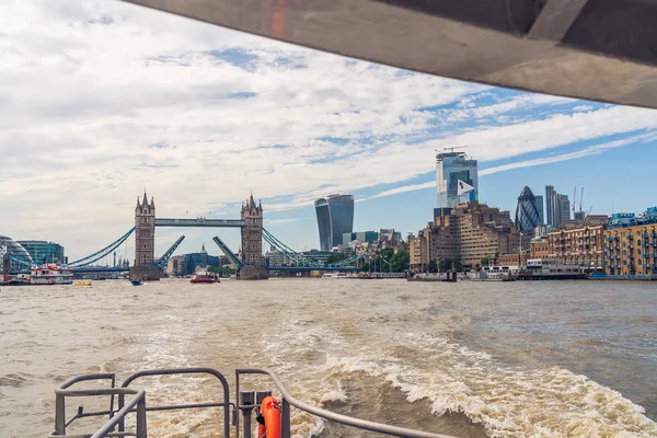 Tower Bridge and London's city centre. — Stock Photo, Image