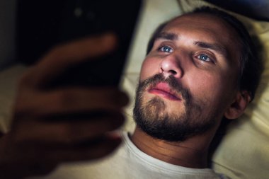 Sakallı, genç, yakışıklı ve yorgun adam uyuyamıyor ve...