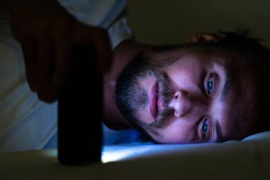 Sakallı yakışıklı ve yorgun adam uyuyamıyor ve izliyor.