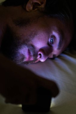 Sakallı yakışıklı ve yorgun adam uyuyamıyor ve izliyor.