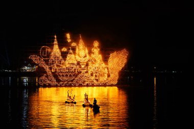 Bir vapur yüzdürme geleneği Tha Uthen Bölgesi Nakhon Phanom Eyaleti.