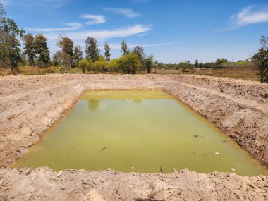 Çiftçinin çiftliğindeki yedek su kaynağı..