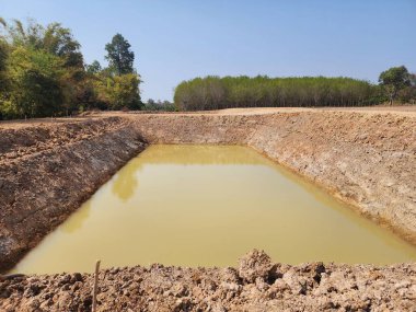 Çiftçinin çiftliğindeki yedek su kaynağı..