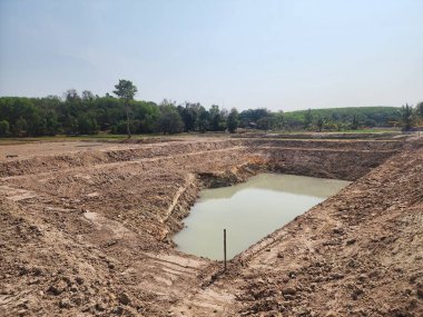 Çiftçinin çiftliğindeki yedek su kaynağı..