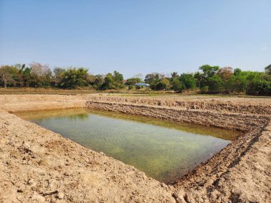 Çiftçinin çiftliğindeki yedek su kaynağı..
