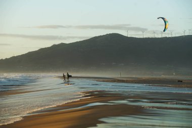 İspanya'da uçurtma sörfü. Tarifa.