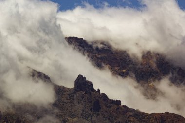 Teide Nacional Park. Tenerife dağlarında. Bulutlar dağlar üzerinde yüzen.