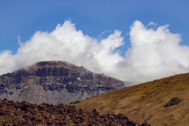 Teide Nacional Park. Tenerife dağlarında. Bulutlar dağlar üzerinde yüzen.