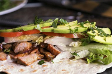 Tortilla malzemeler. Et ve Mısır tortilla üzerinde kesme sebze.