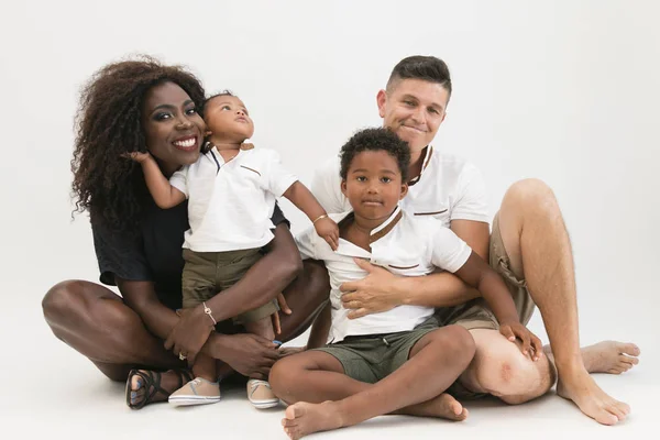 Karışık yarış aile birlikte rahatlatıcı. Dengeli bir hayat kavramı. İzole