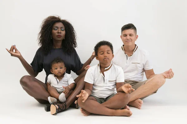 Karışık yarış aile meditasyon yoga ile rahatlatıcı. Dengeli bir hayat kavramı. İzole
