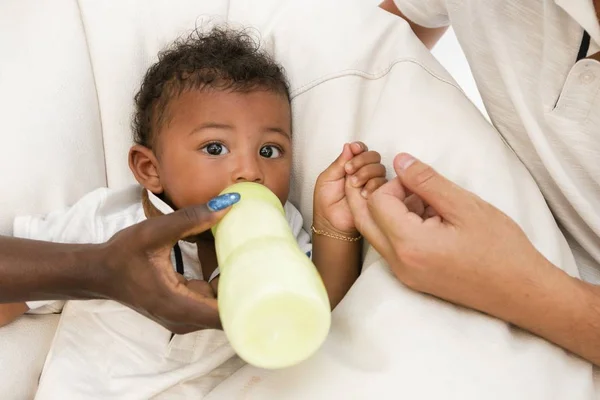 Madre Alimentando Niño Con Leche Niño Sosteniendo Mano Del Padre — Foto de Stock