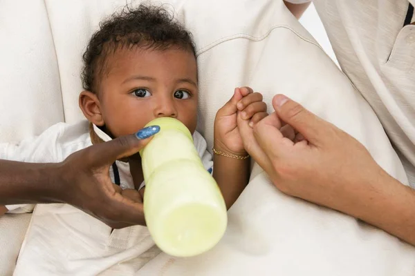 Anne Bebek Çocuk süt ile Peder elini tutarak Çocuk besleme. Votkanın gibi gözleri