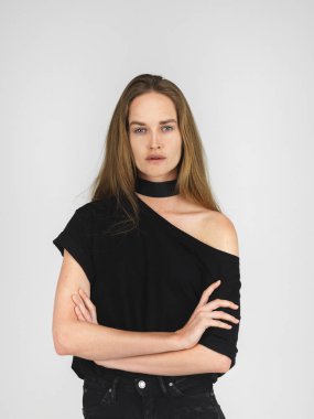 Gözleri duyulan güven. Uzun saç portresi güzel kadın modeli sarışın. Votkanın gibi mavi gözler.