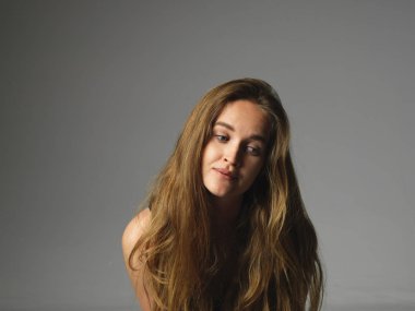 IAM seni düşündüm. Çekici uzun saçlı mavi göz kadın portresi.