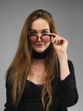 Ben şaşırdım. Çekici uzun saçlı güzel kadın modeli sarışın.