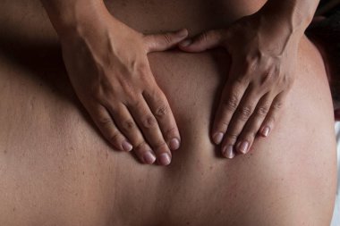 Terapist erkek vücudu. Ellerini arkada birleştir..