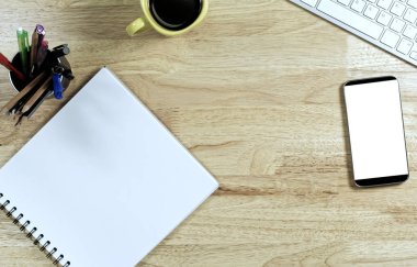 Boş beyaz kağıt ve akıllı telefon ile siyah perde ve bir fincan kahve ve office çalışma iletişim iş kavramı için tedarik.