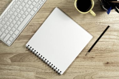 Boş beyaz kağıt ve akıllı telefon ile siyah perde ve bir fincan kahve ve office çalışma iletişim iş kavramı için tedarik.