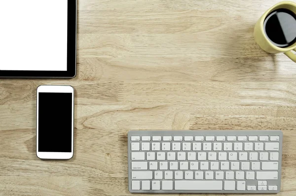 boş ekran akıllı telefonlar ve tablet Pc bilgisayar klavye ve bir fincan kahve kompozisyon kopya alanı metni ile ahşap Masaüstü