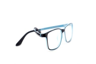 Siyah gözlükler beyaz arkaplanda izole edilmiş