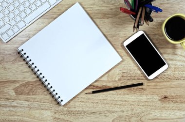 Boş beyaz kağıt ve akıllı telefon ile siyah perde ve bir fincan kahve ve office çalışma iletişim iş kavramı için tedarik.