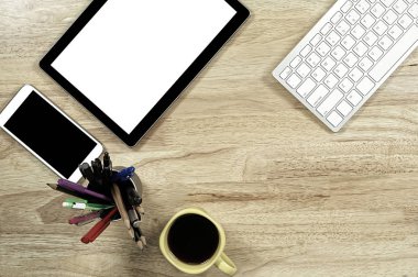 boş ekran akıllı telefonlar ve tablet Pc bilgisayar klavye ve bir fincan kahve kompozisyon kopya alanı metni ile ahşap Masaüstü