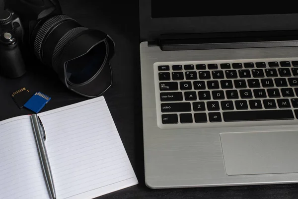 Üstten Görünüm laptop, fotoğraf makinesi, defter, kalem, bellek kartı