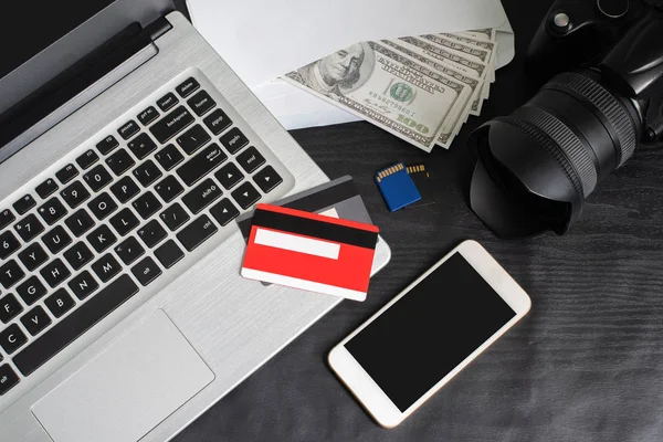 Dizüstü bilgisayar, akıllı telefon, kamera, kredi kartı, kalem, notebo en iyi veiw