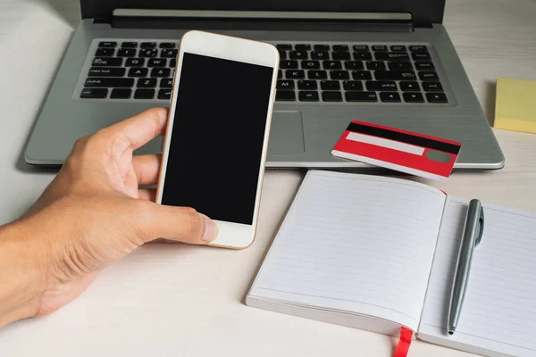 Sol el smartphone blackground dizüstü bilgisayar, dolar ile kullanma