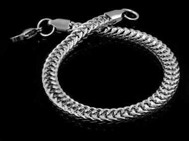 Gümüş bilezik - takı - paslanmaz çelik - bir renk arka plan